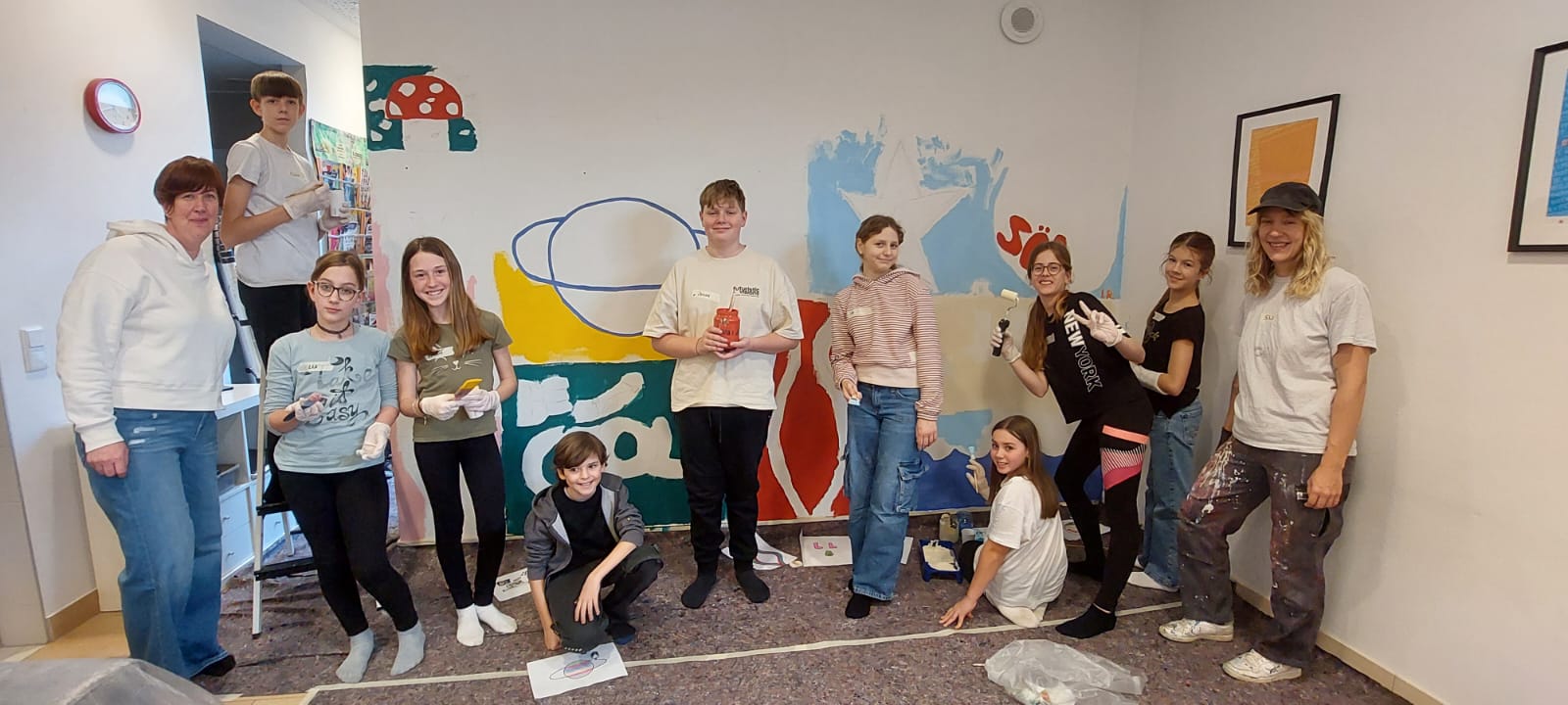 Gruppenbild - Kreative Wandgestaltung mit Jugendlichen im SIJU Sinabelkirchen