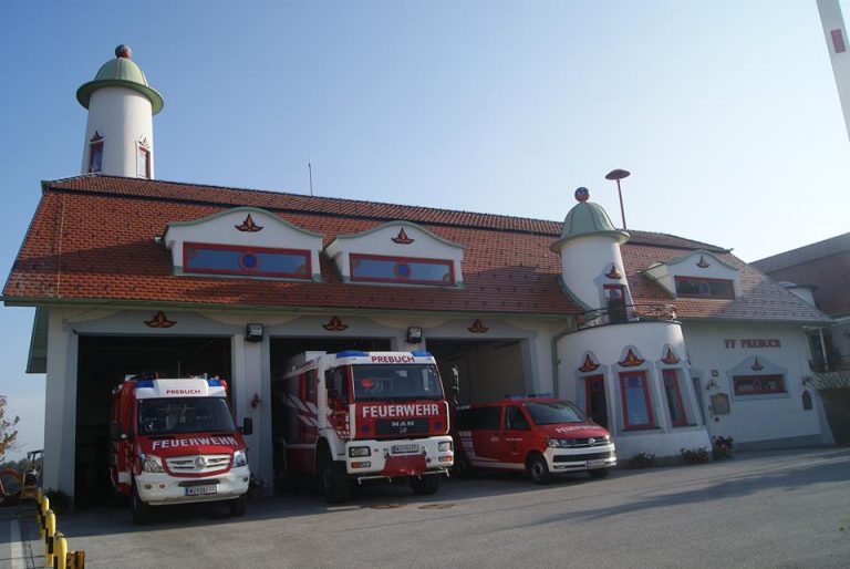 Das Bild zeigt die Fahrzeuge der FF Prebuch im Haus der Feuerwehr