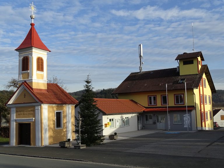 Das Bild zeigt den Dorfplatz in Unterbuch. Hier gibt es eine Kapelle. Auch ist die Feuerwehr hier untegracht