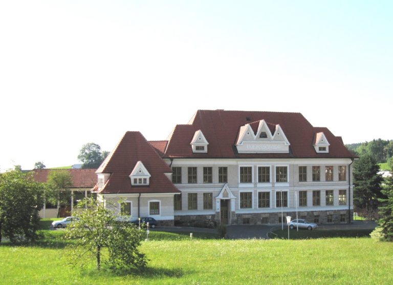 Aufnahme der Volksschule Dechantskirchen, die in einem alten, aber in gutem Zustand befindlichen Gebäude untergebracht ist