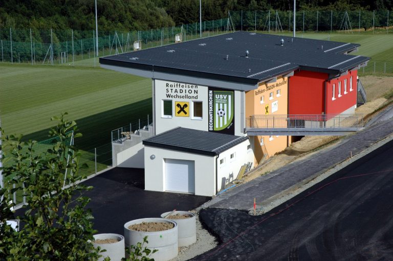 Aufnahme des Gebäudes des Wechsellandstadions. Hier befinden sich mehrere Fußballfelder