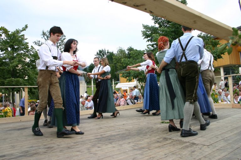 Tanzaufführung auf einer Holzbühne von Menschen in steirischer Tracht