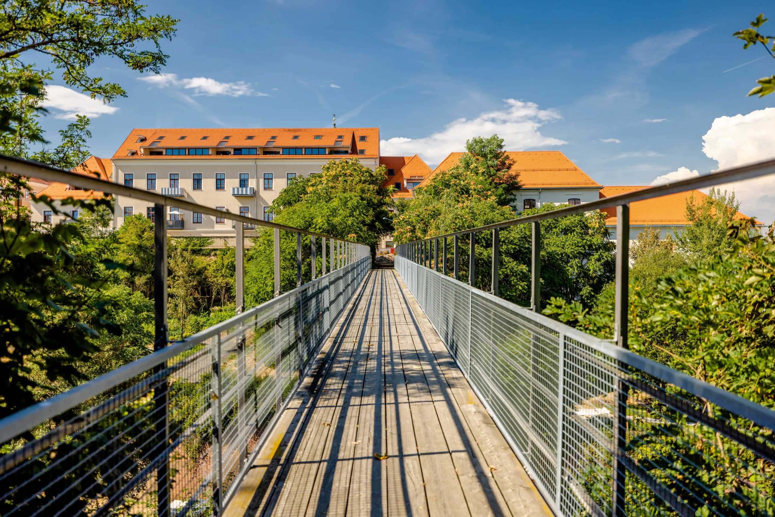 Metallsteg über die tiefer gelegene Feistritzgasse. Er verbindet das JUFA auf direktem Wege mit der Fürstenfelder Altstadt