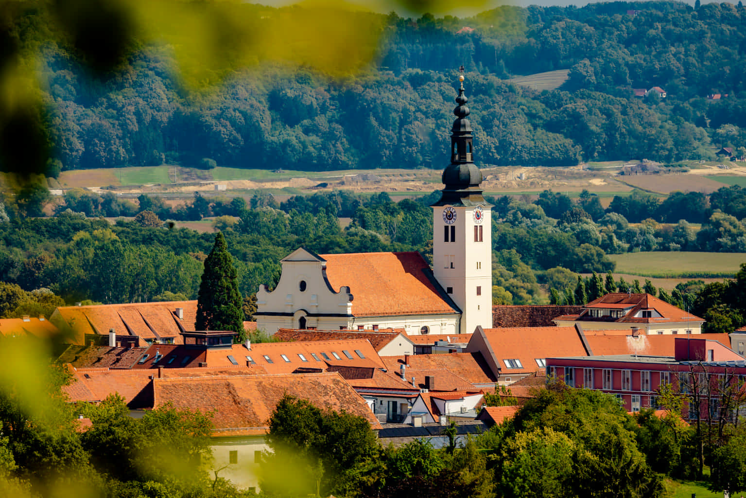 Aufnahme mit hoher Brennweite der Altstadt mit der Kirche im Zentrum