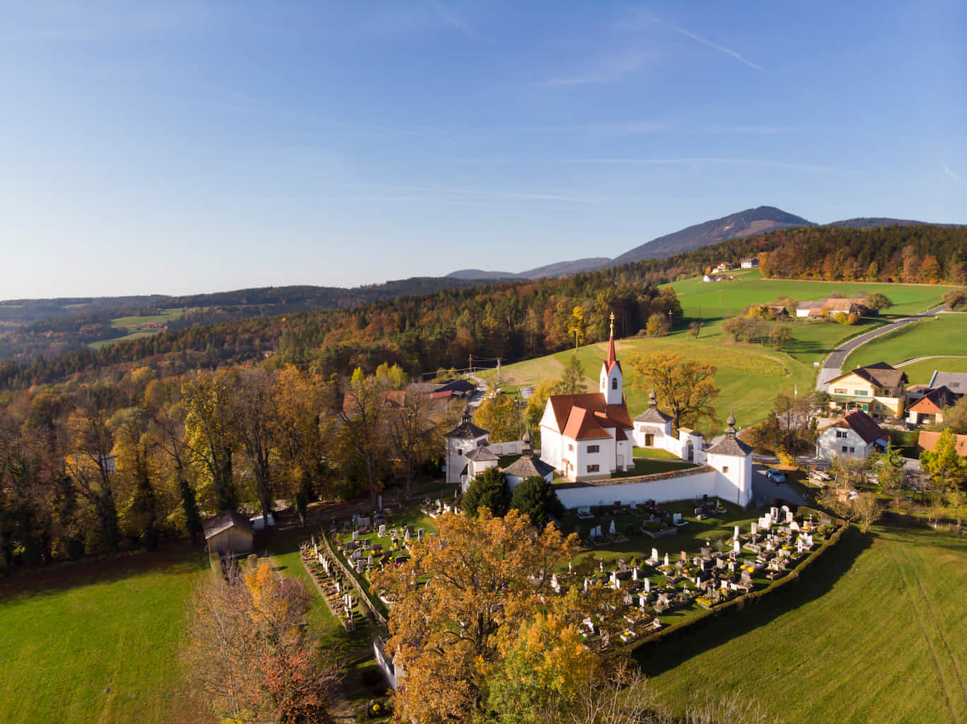 Loreto-Kapelle in Gutenberg. Die Kapelle ist von einer Mauer mit vier Türmen sowie einem Friedhof umgeben