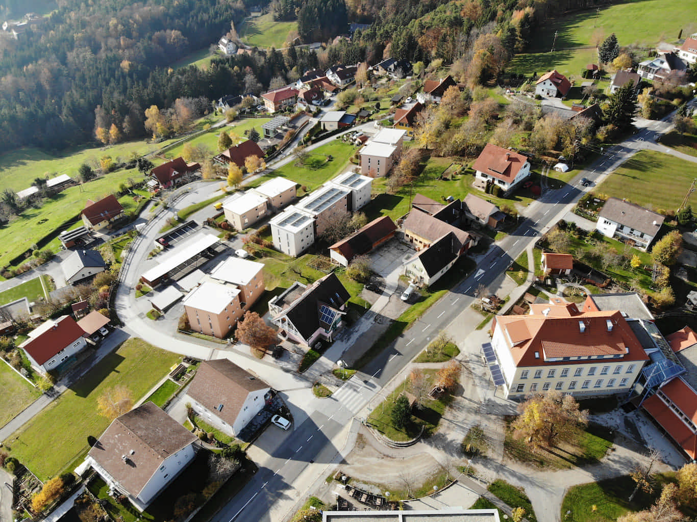 Luftaufnahme des Gutenberger Zentrums. Es liegt auf einem Höhenrücken und wird von einer Hauptstraße durchzogen