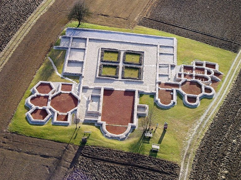 Das Bild zeigt den Grundriss einer alten römischen Villa aus der Vogelperspektive