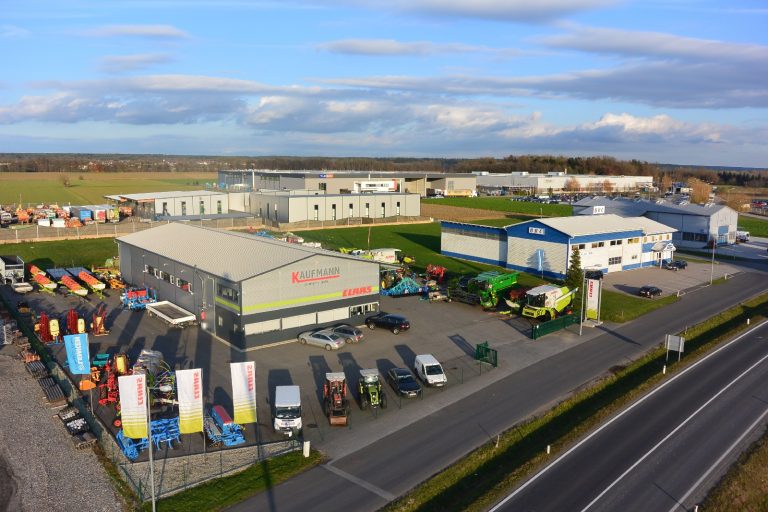 Luftaufnahme des Industriegebiets Ilz. Zwischen kaum gestalteten Betriebsgebäuden sind noch einige Baulücken vorhanden