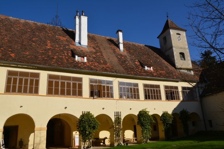 Aufnahme vom Innenhof des Schlosses Feistritz. Im Erdgeschoss befindet sich ein Arkadengang