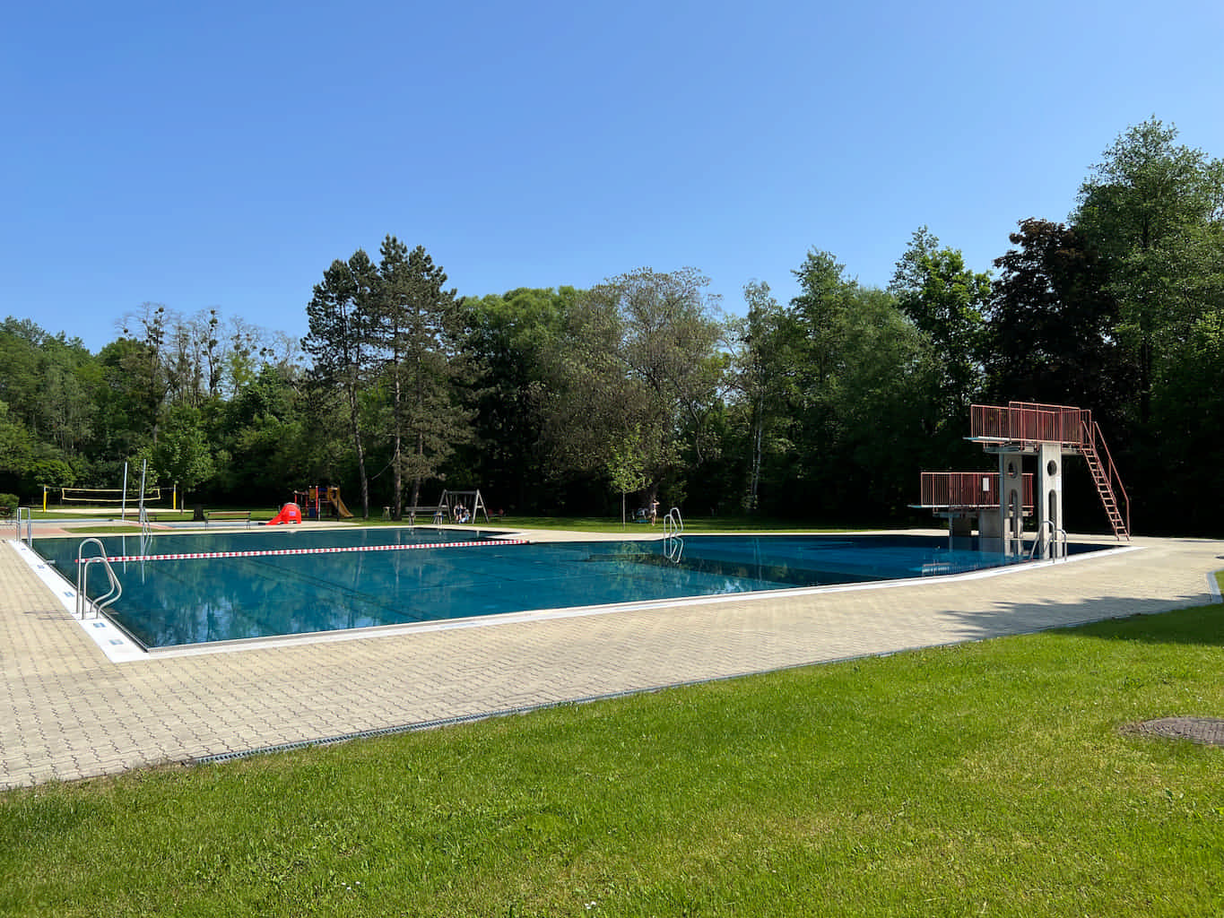 Schwimmbecken mit Sprungturm im Neudauer Freibad