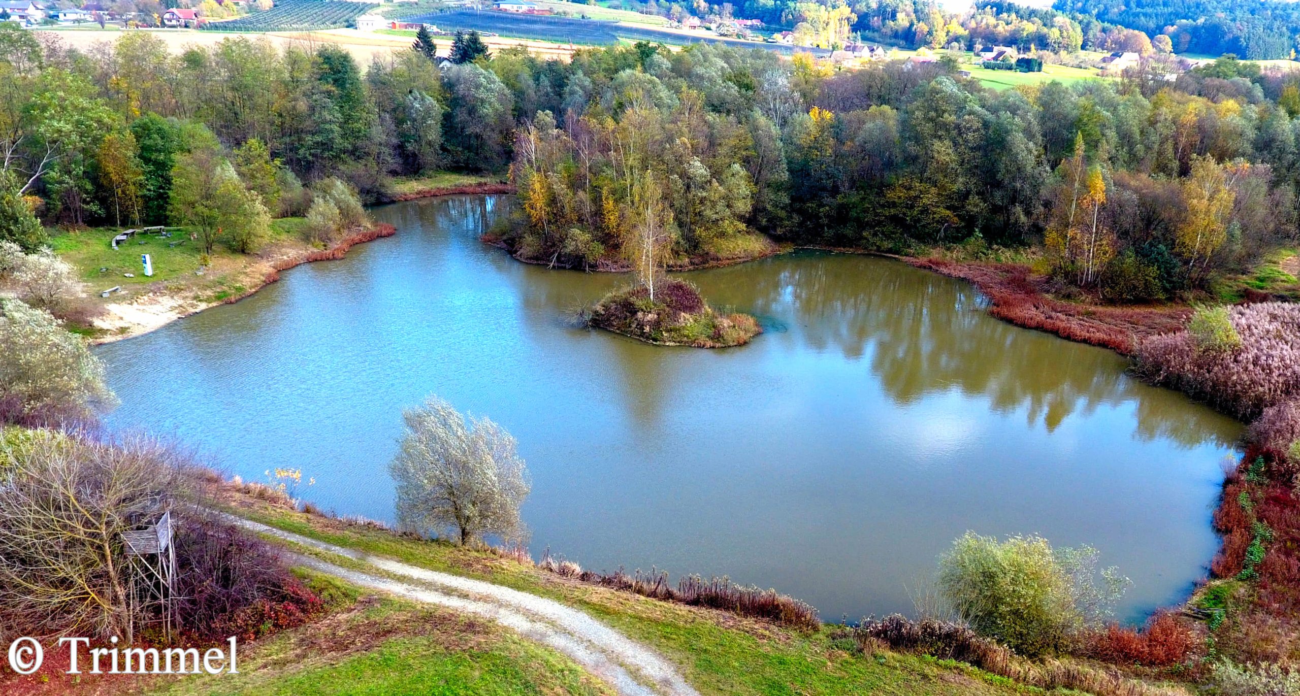 Grillplatz an einem großen Teich umgeben von Wald