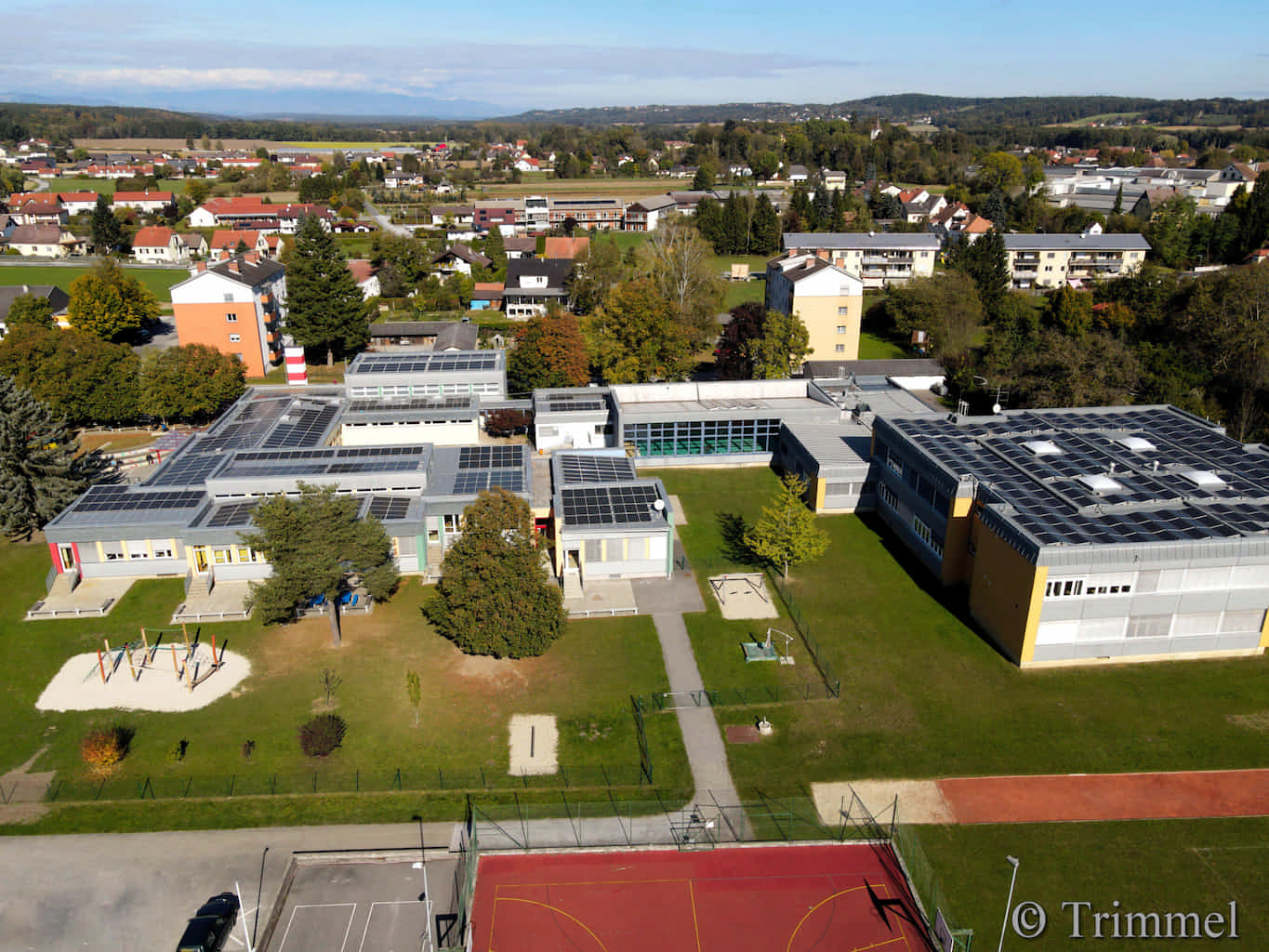 Neudauer Schulzentrum mit Sport- und Spielplätzen