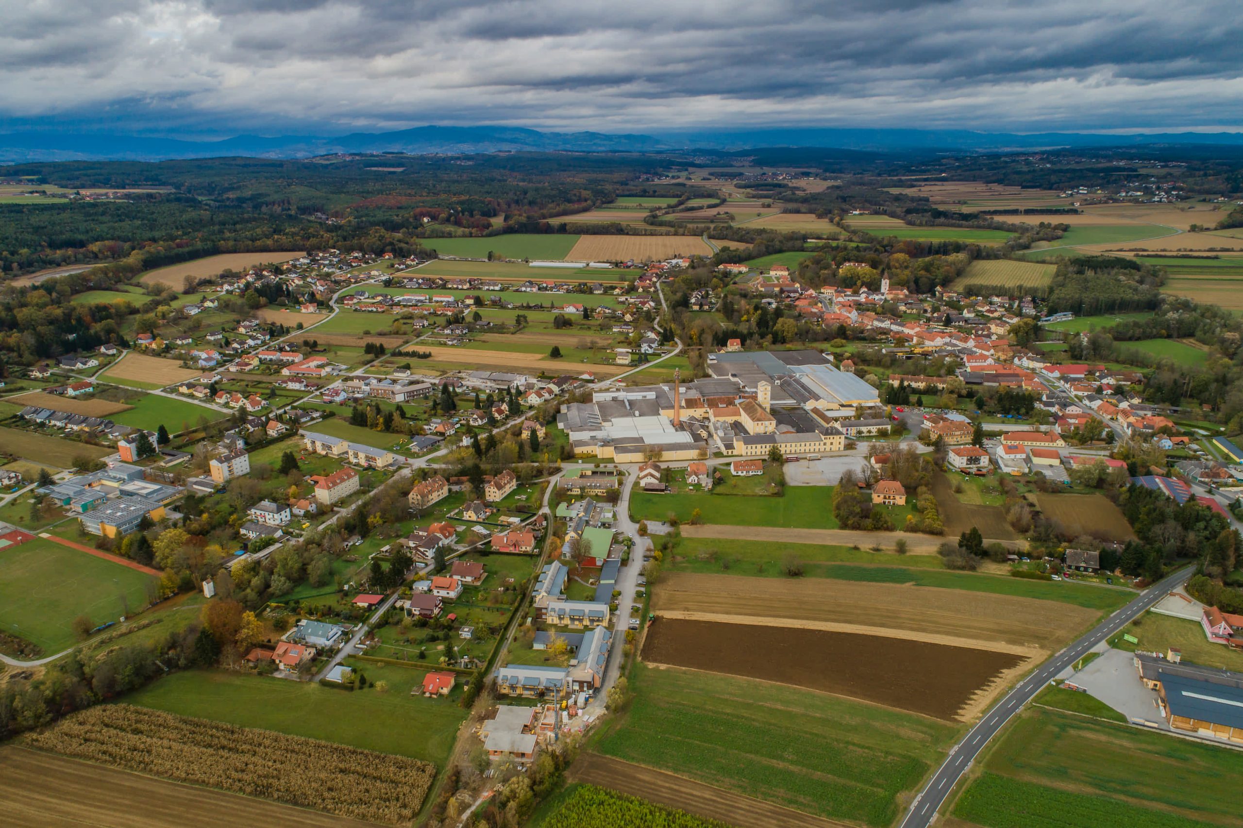 Luftaufnahme von Neudau, Neben dem Dorfkern liegt ein großes altes Fabrikgelände