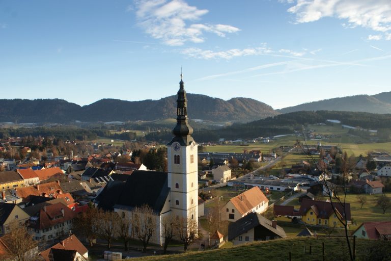 Blick von erhöhter Position auf das Passailer Zentrum. Im Mittelpunkt des Fotos liegt die Passailer Kirche