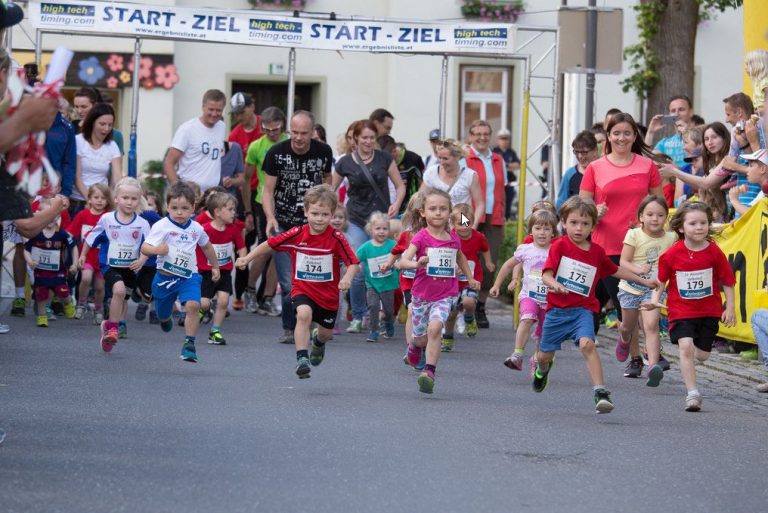 Aufnahme einiger Kinder, die beim Volkslauf in Passail mitmachen