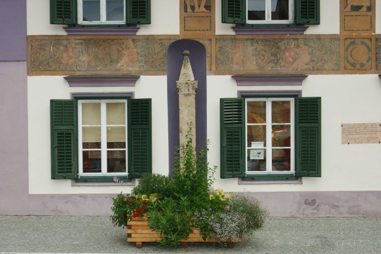 Fassade am Hauptplatz in Pöllau