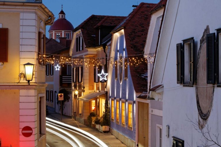 Pöllauer Gasse zur Adventzeit. Die Gasse ist festlich beleuchtet