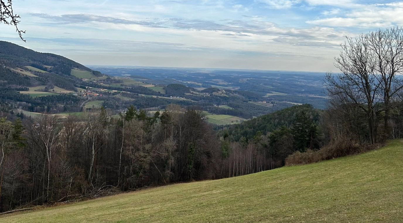 Weite Aussicht vom Pöllauberg aus Richtung Süden ins oststeirische Hügelland