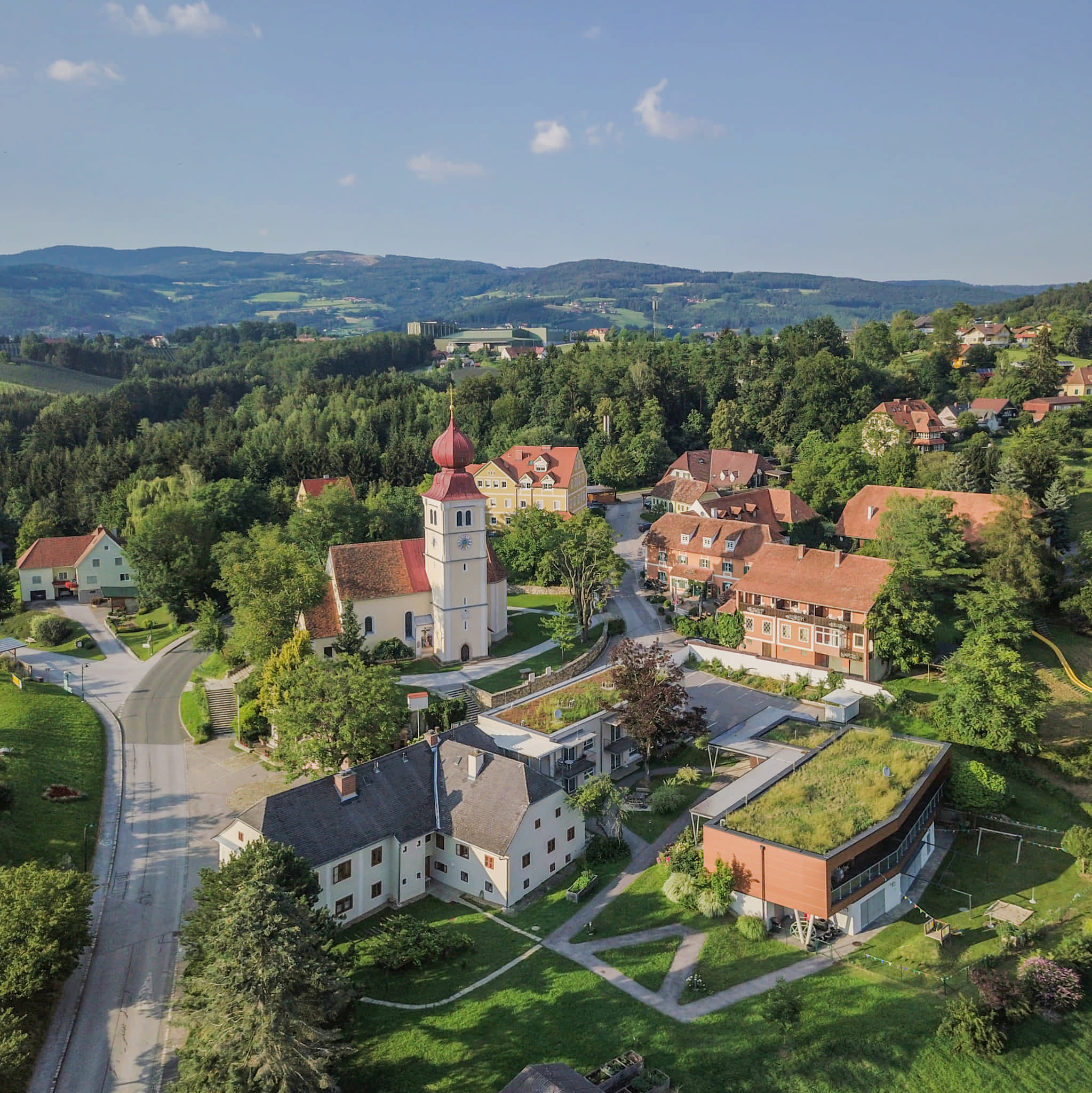 Luftaufnahme des Pucher Zentrums. Die Kirche umgeben einige historische Gebäude