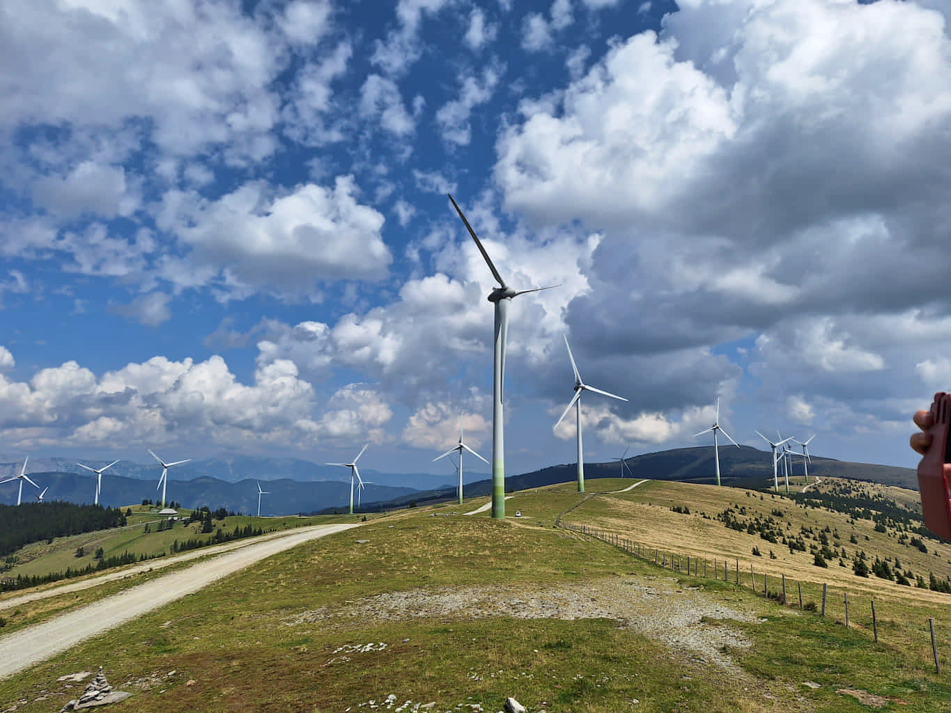 Zahlreiche Windräder stehen auf einem Bergrücken