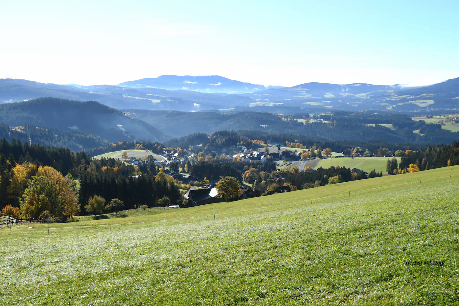 Blick im Herbst über St. Jakob ins Joglland und die Fischbacher Alpen