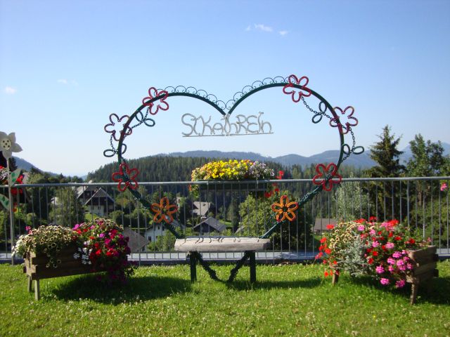 Ein mit Blumen geschmücktes Herz mit St. Kathrein-Schriftztug