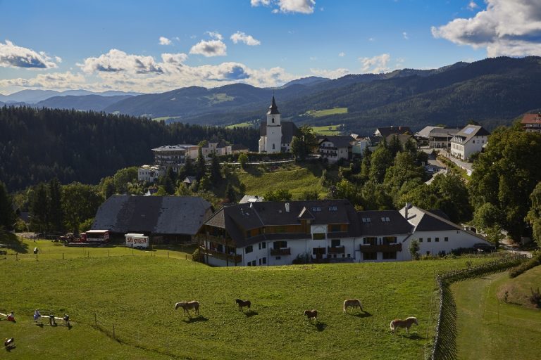 Blick auf den auf einem Berg gelegenen Ortskern von St. Kathrein