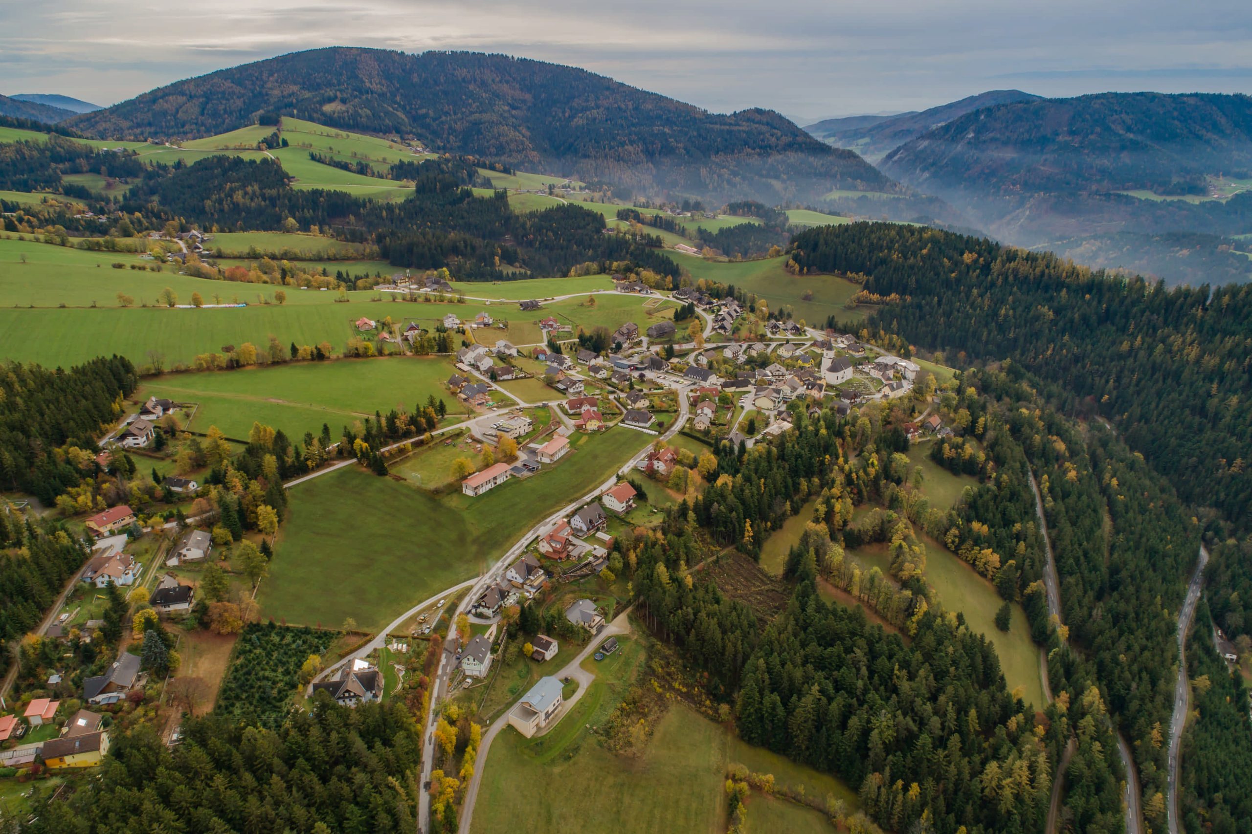 St. Kathrein am Offenegg liegt hoch über dem Tal. Im Zentrum des kompakten Ortskerns steht die Kirche