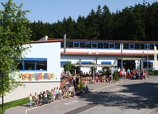 Bild aller Schüler und Schülerinnen vor dem Gebäude der Volksschule St. Margarethen