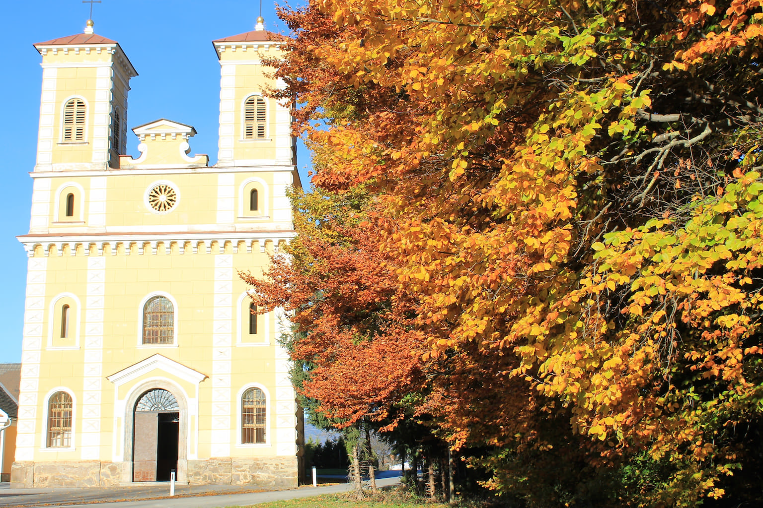 Breitegger Kirche im Herbst