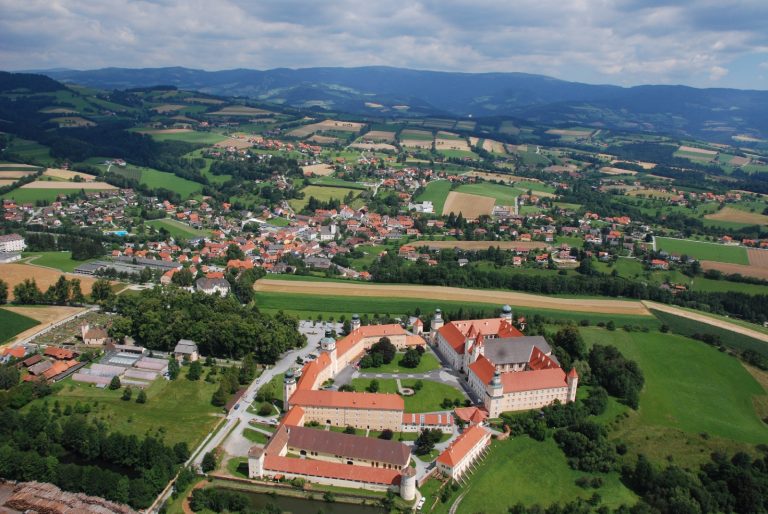 Luftaufnahme von Vorau mit dem Augustiner Chorherrenstift im Vordergrund