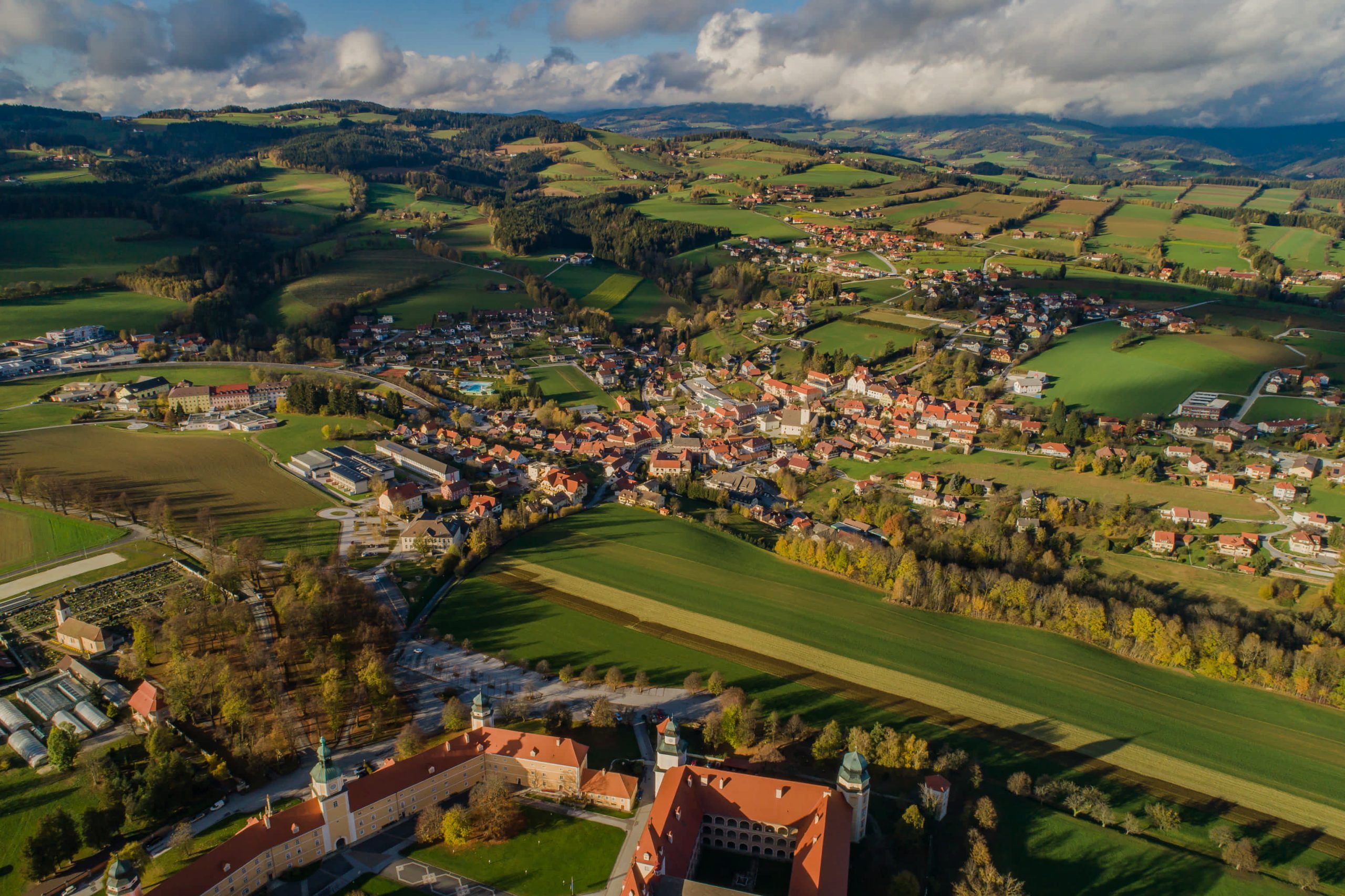 Luftaufnahme von Vorau im Abendlicht